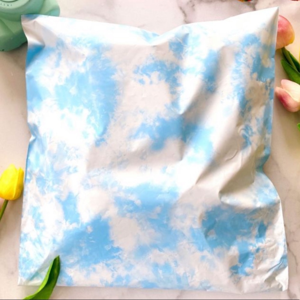 25 14X17 Poly Mailers Cloud Tye Dye ,Shipping Envelopes PRICE IS FIRM - Picture 10 of 11